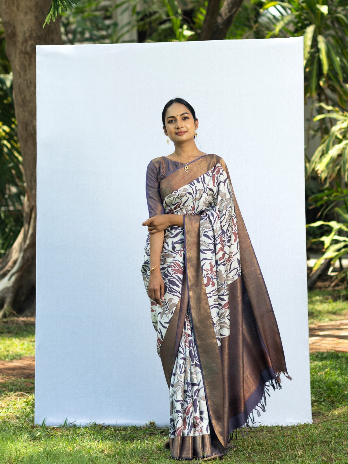 Batik Kanjeevaram Silk Saree With Greyish Lavender Border