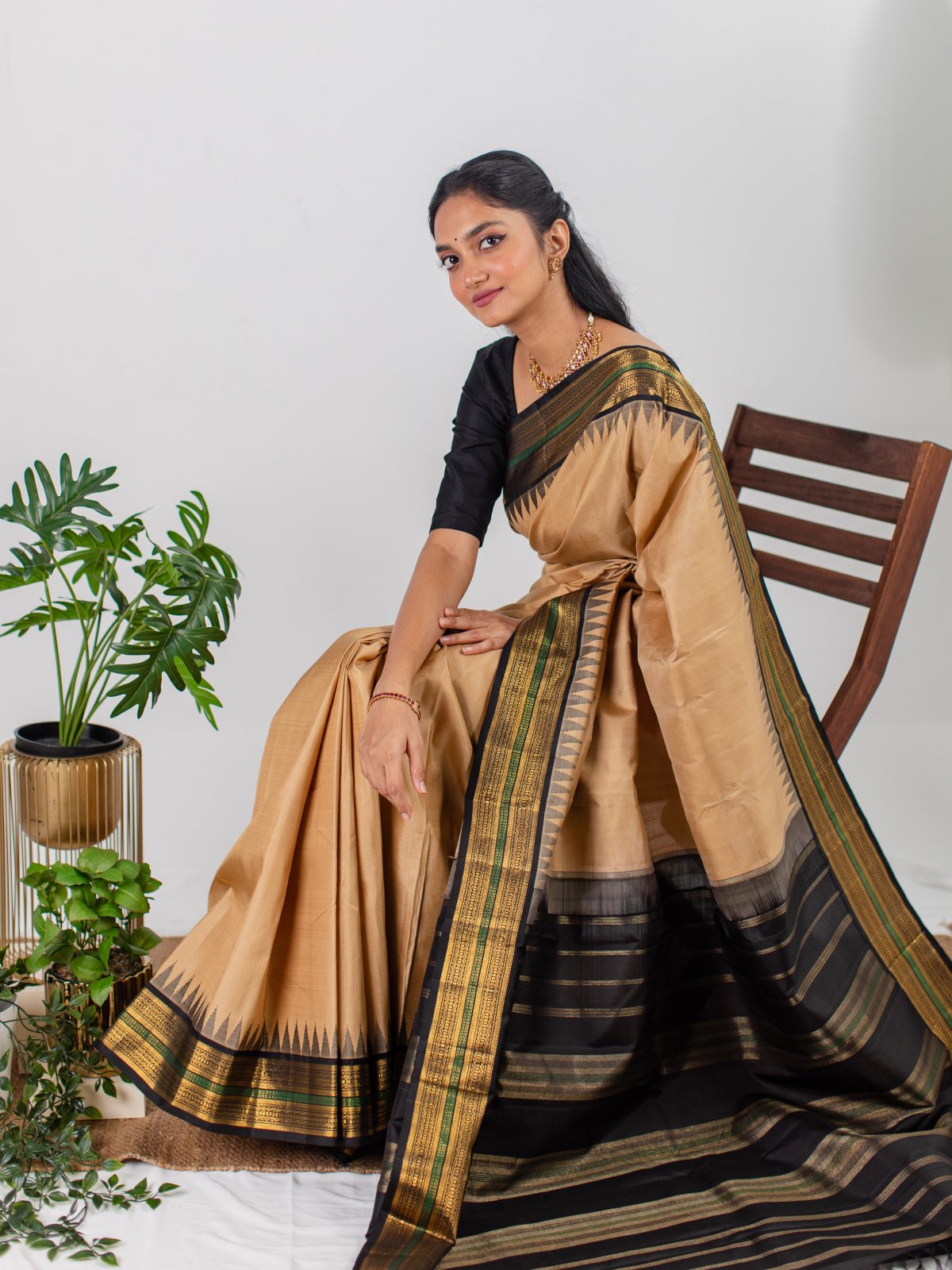 Imbrication Black Kanjivaram Silk Saree With Fantabulous Blouse Piece –  LajreeDesigner