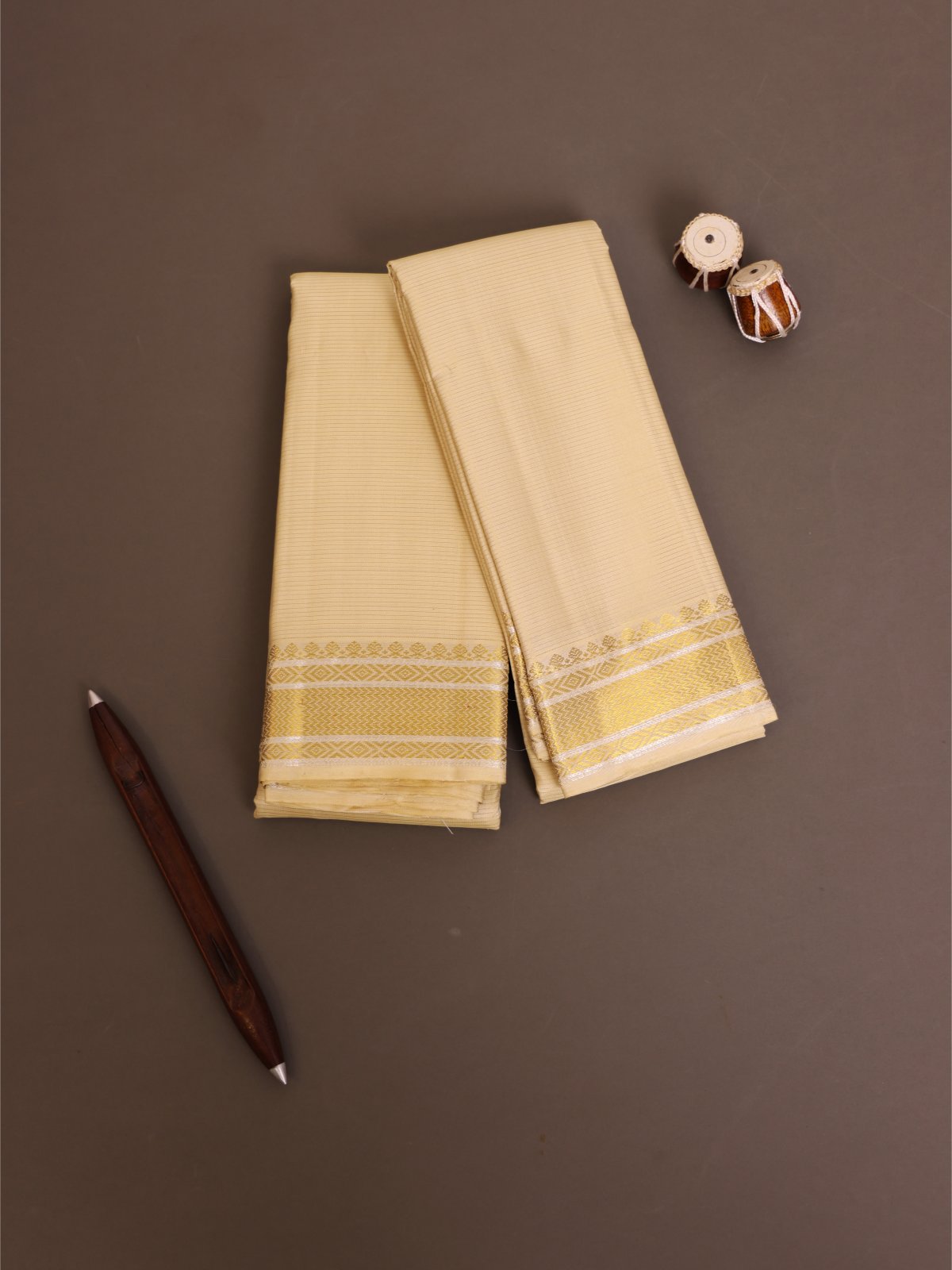 Cream Vaira Oosi Silk Dhoti And Vasthram With Zari Border