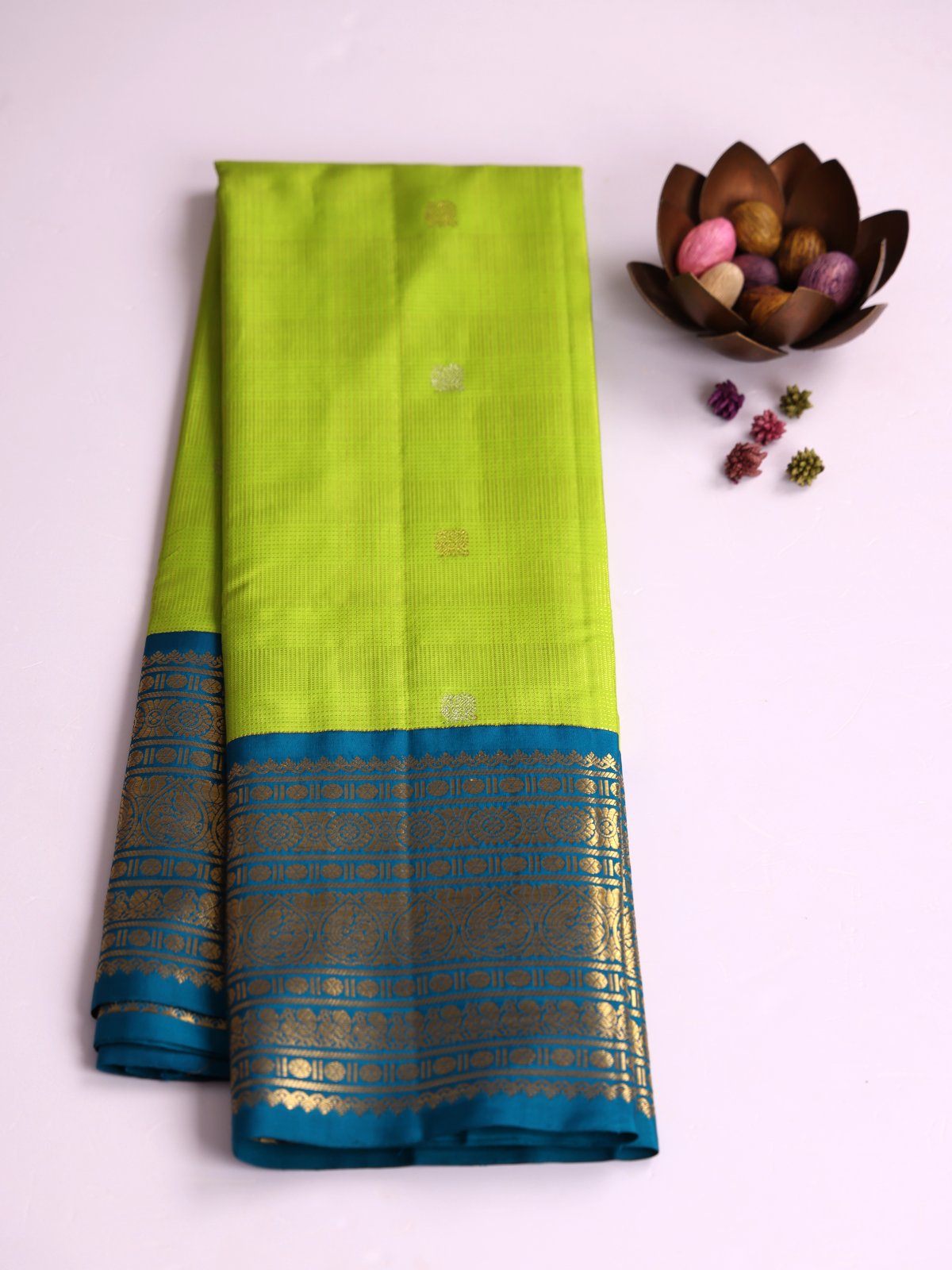 Parrot Green Vaira Oosi Kattam Kanjeevaram Silk Saree With Peacock Blue Border