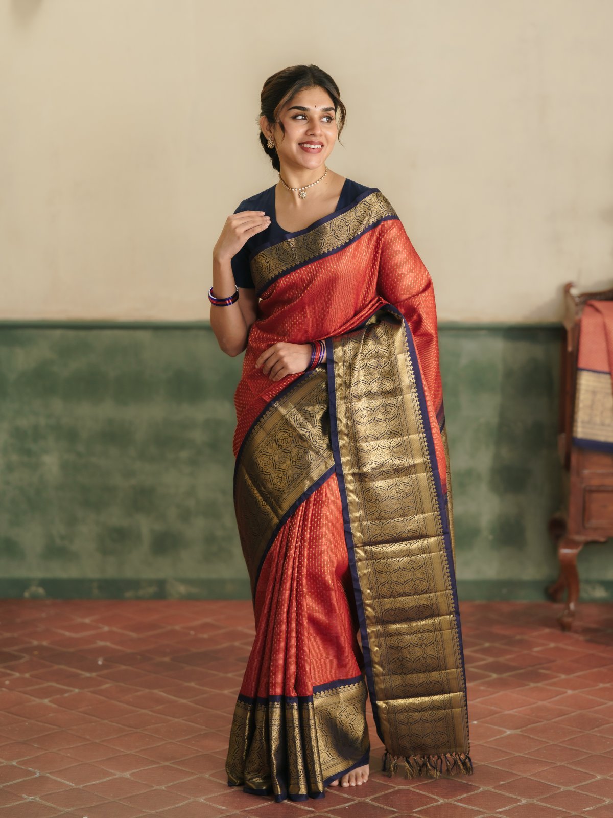 Vintage 111 - Red Vaira Oosi Kanjeevaram Silk Saree With Navy Blue Border