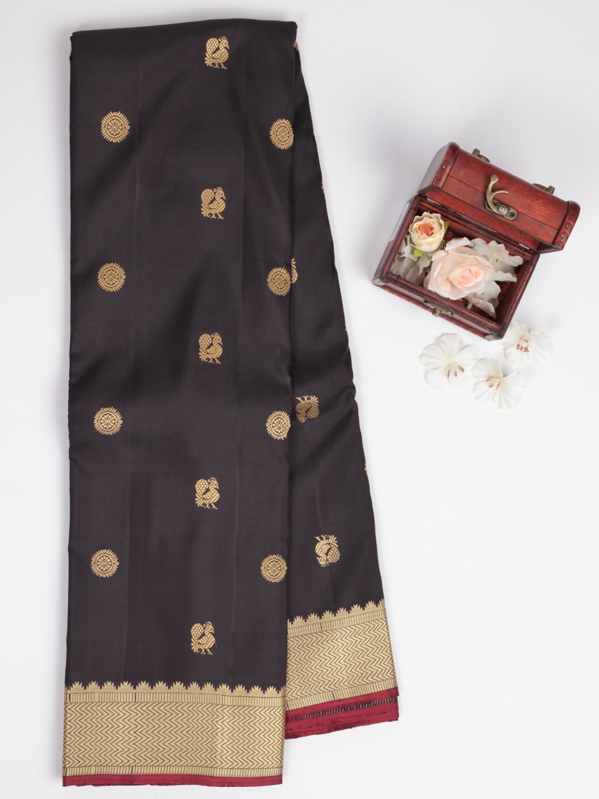 Kanchana Kanjeevaram Pattu Pettu Silk Saree